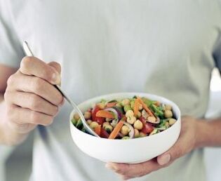 Un hombre usa alimentos útiles para aumentar la potencia