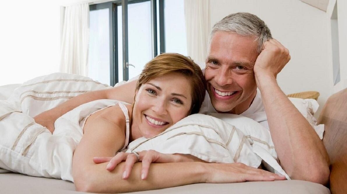 feliz pareja casada en la cama