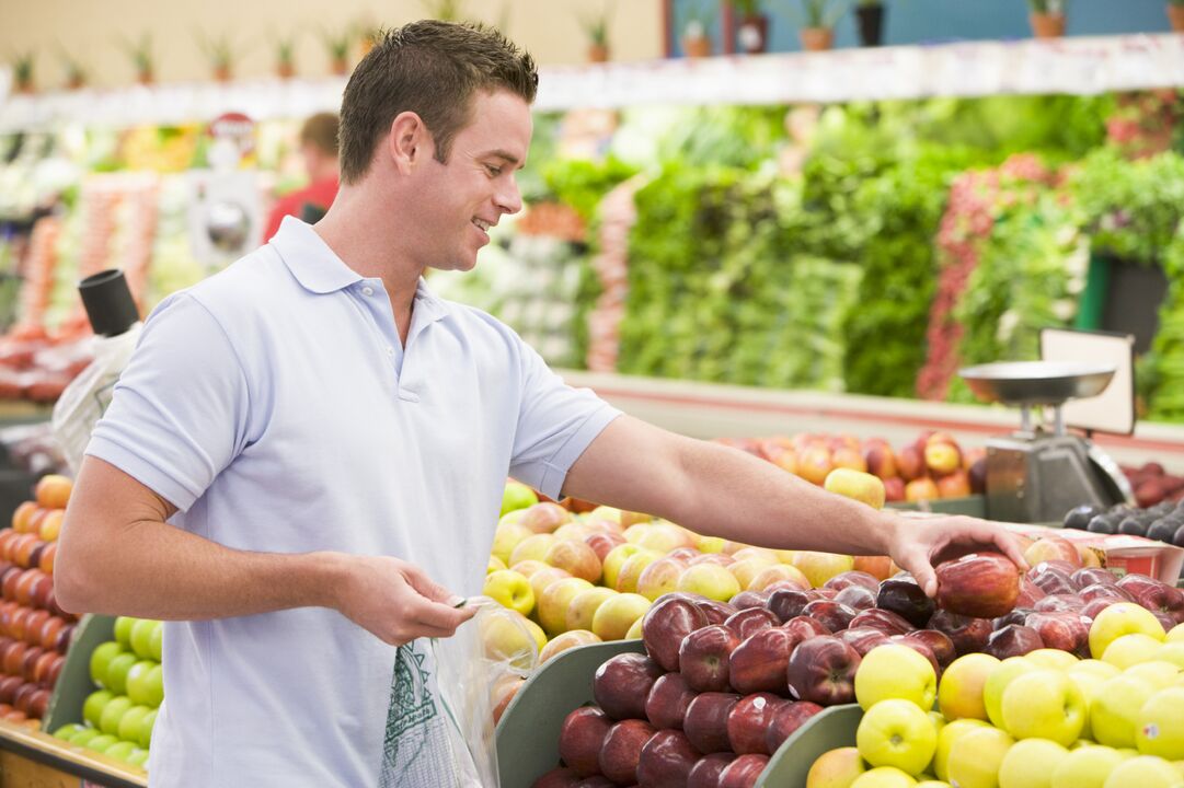 un hombre elige frutas para aumentar la potencia
