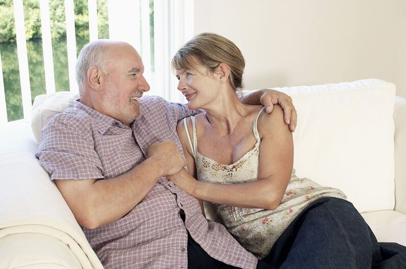 Un hombre con buena potencia, de 50 años, abraza a su amada mujer.